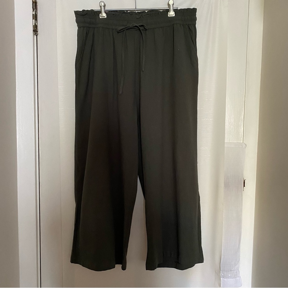 Women’s Lounge Wind Leg Linen Blend Cropped Pants. Green. Size XL.